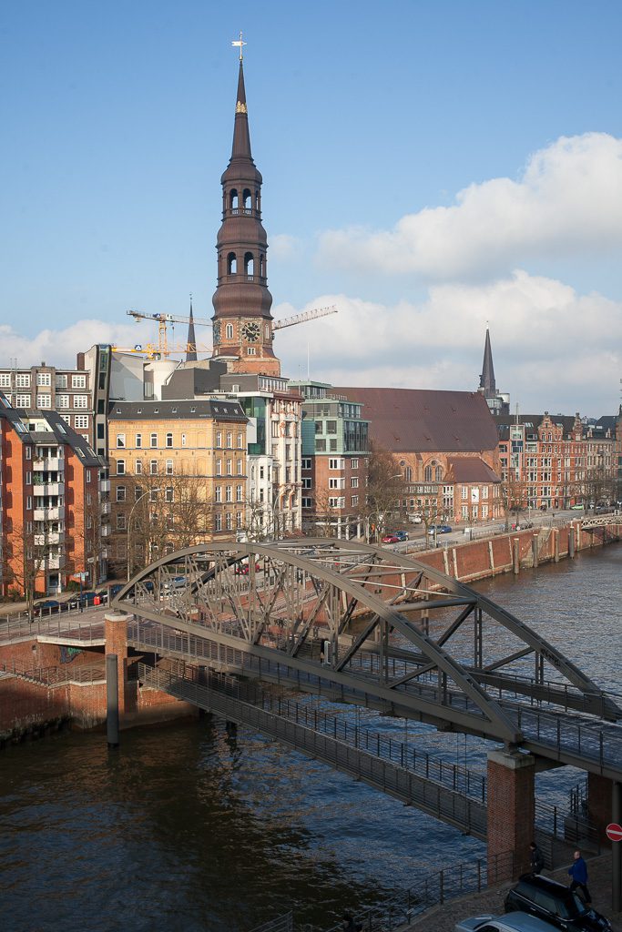 Blick auf Zollkanal und Katharinenkirche