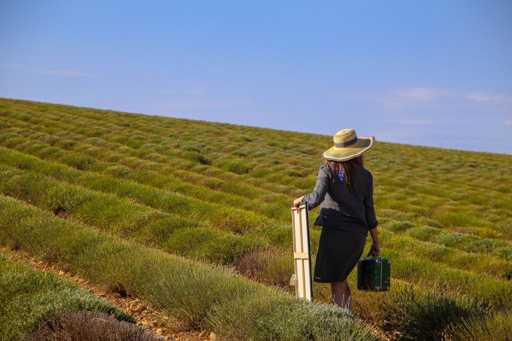 In Lavendel eintauchen und malen