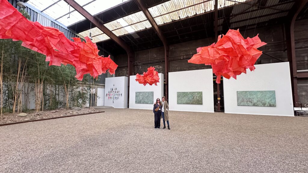 Anna Myga Kasten und ich inmitten unserer Kunst
