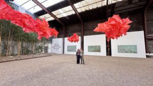 Anna Myga Kasten und ich inmitten unserer Kunst